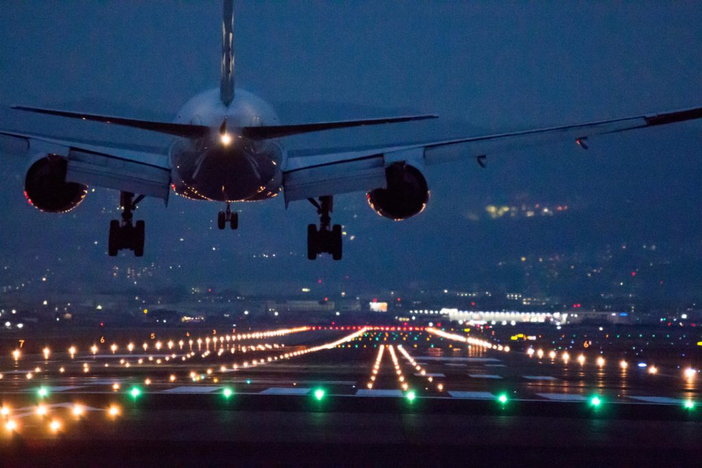 伊丹空港に着陸する飛行機