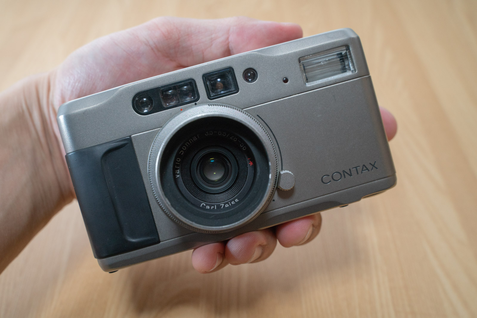 カメラ フィルムカメラ CONTAX TVS」レビュー！高級感のあるボディから想像以上の写りを見せて 